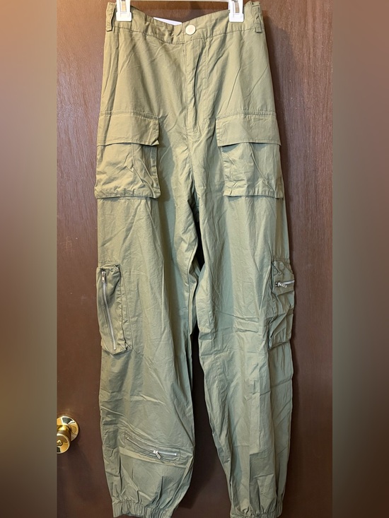 Rue21 Pants - NWT - Women’s olive green rue+ (rue21) high-rise cargo joggers. Size 1X.